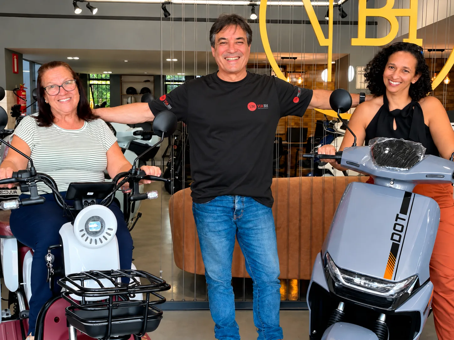 Clientes e equipe Via BH no showroom